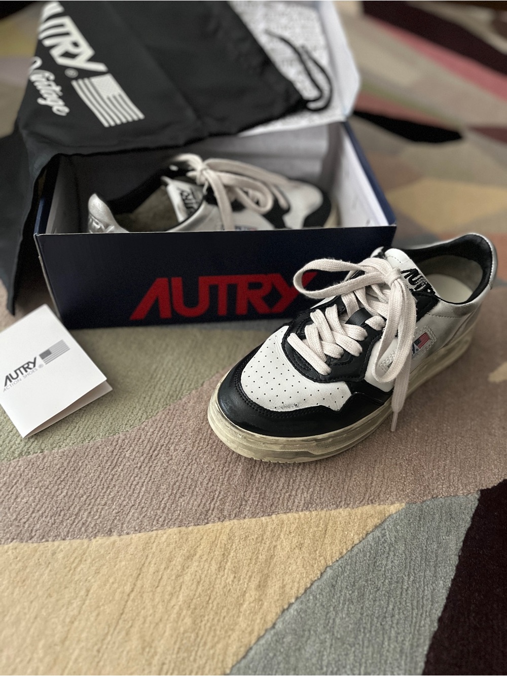 Autry Medalist Low Super Vintage Sneakers—White & Black Sliver
